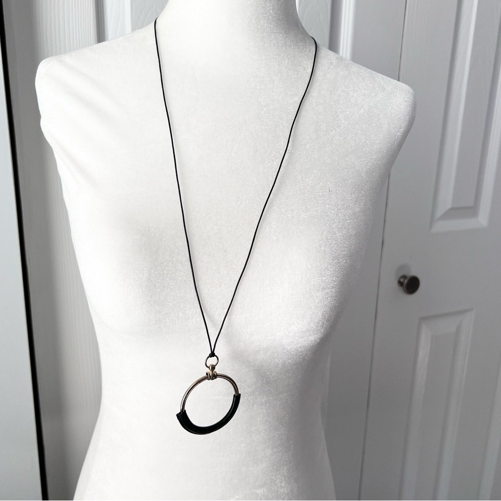 🍭6/$30 Mixed Media Gold Tone & Black Circle Long Pendant Necklace